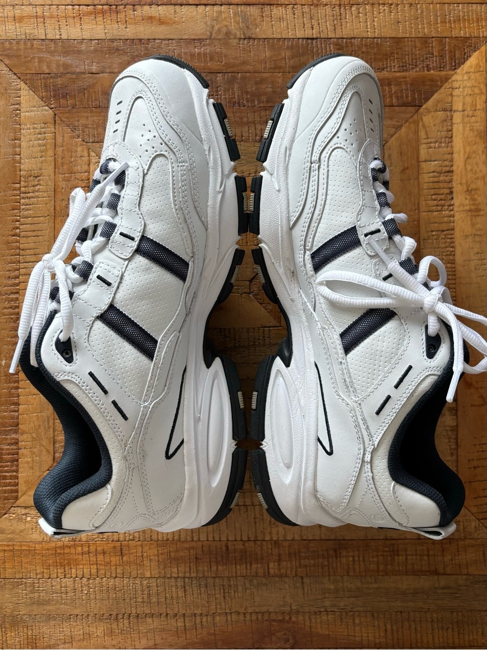 Men’s Skechers Vigor 2.0 - Serpentine White & Navy shoes  - 10.5 Wide EUC